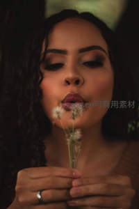 女子轻吹蒲公英，许下美好心愿