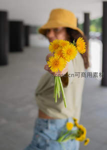 女孩递来一束灿烂蒲公英