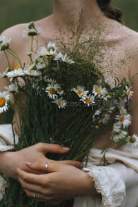 少女怀抱野雏菊花束温柔
