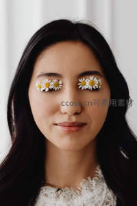 闭目养神，让雏菊在眼睑上绽放诗意