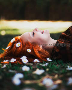 红发少女躺草地，雏菊点缀