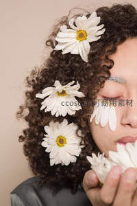 卷发少女与雏菊的温柔邂逅