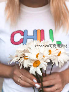 手持雏菊的女孩，T恤印有CHILL字样