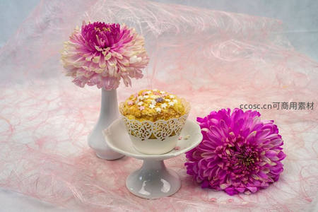 粉色菊花与纸杯蛋糕的甜美搭配