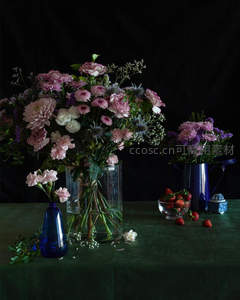 静谧花束与草莓的暗调美学