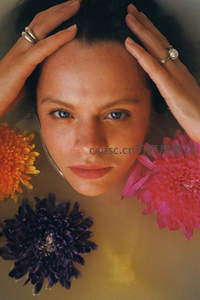 水中花颜，女子凝眸静美如画