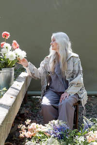 银发女士花园赏花，岁月静好