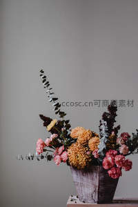 复古木桶插花，温馨静物组合