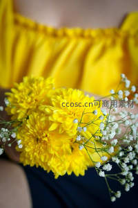 手捧黄菊与满天星，温柔春日