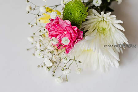 粉色玫瑰与白色雏菊的精致花束特写