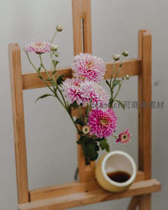 画架旁菊花与陶罐的静谧组合