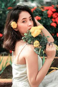 俏皮少女侧颜回眸手捧黄菊