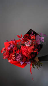 红紫花束手捧，节日浪漫氛围