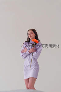 紫裙抱花闭目，宁静优雅姿态