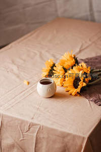 向日葵与咖啡杯的温馨静物