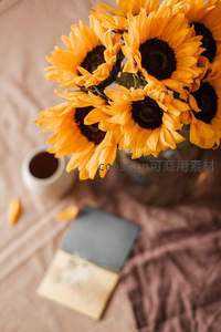 俯拍视角下的向日葵花束