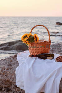 海边日落野餐篮，向日葵与美酒相伴