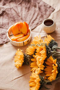 秋日餐桌上的向日葵与柿子