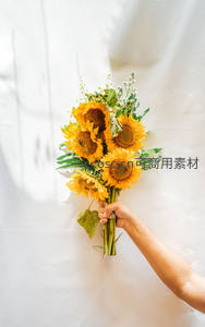手捧向日葵花束传递温暖与喜悦