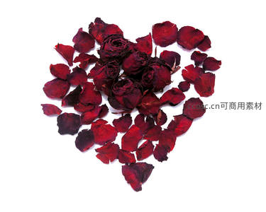 干玫瑰花瓣拼成的心形图案