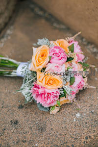 婚礼捧花绚烂多彩，橙粉交织浪漫满溢
