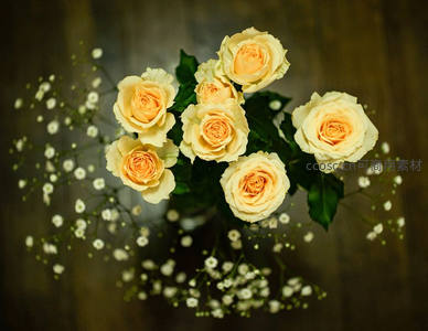 淡雅黄玫瑰与满天星的温柔花束