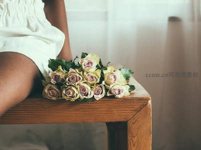 淡雅香槟玫瑰静卧木凳，温柔惬意