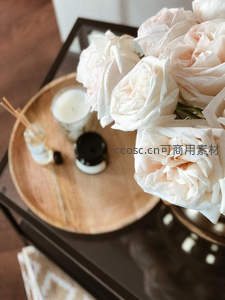 淡雅玫瑰伴香薰，木质托盘显格调