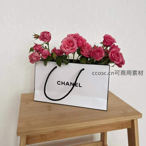 香奈儿纸袋盛放粉玫瑰的时尚摆拍