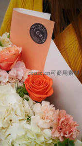 橙色玫瑰花束与包装纸