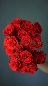 深红玫瑰花束在灰蓝背景下的浪漫特写