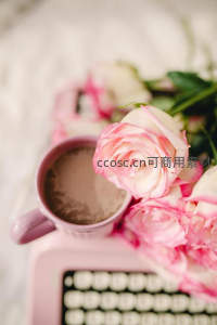 粉色玫瑰与咖啡杯的晨间时光
