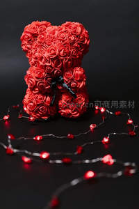 红色玫瑰熊与心形灯串的浪漫布景