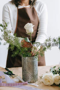 花艺师正在制作白色玫瑰插花作品