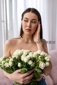 少女怀抱满捧白玫瑰，眼神流露沉思与温柔