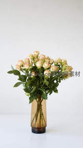 简约瓶中淡粉玫瑰花束