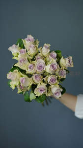 手持紫心白玫瑰花束