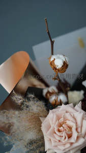 粉色玫瑰与棉花干花组合成温柔花束