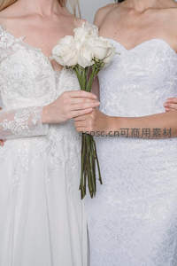 双人婚纱捧花，洁白玫瑰见证幸福时刻