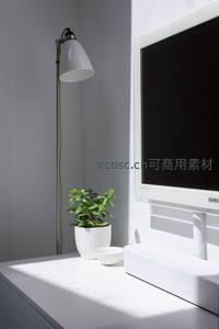 简约办公桌角绿植相伴