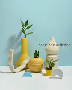 蓝白背景下的黄白花瓶与绿植组合