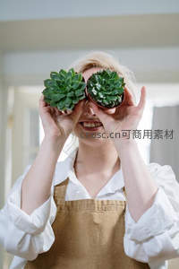 俏皮女子用多肉遮住双眼