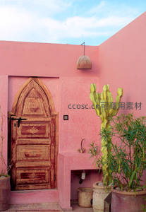 粉色庭院里的摩洛哥风格大门