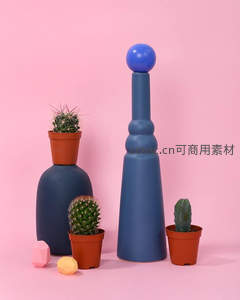 蓝色几何雕塑与仙人掌的创意组合