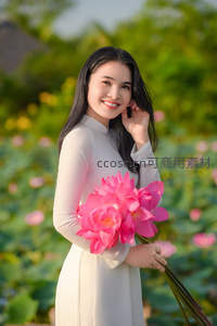 白衣女子怀抱粉莲笑容灿烂