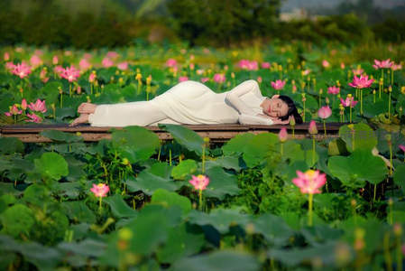 孕妈白衣卧木桥荷花环绕安眠