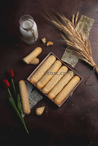 麦穗饼干牛奶搭配静物摆拍