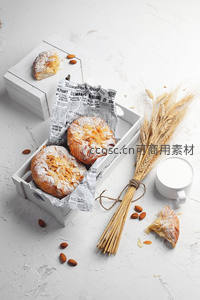 麦穗与杏仁面包的早餐静物