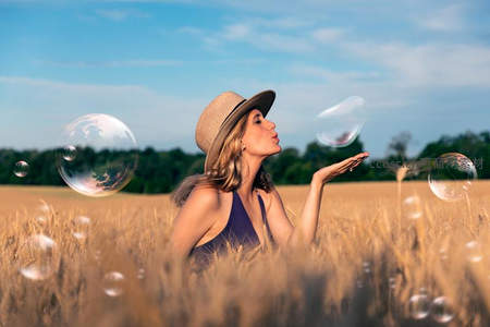 金黄麦浪中的泡泡梦