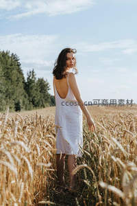 金黄麦田中的白衣女子回眸凝望